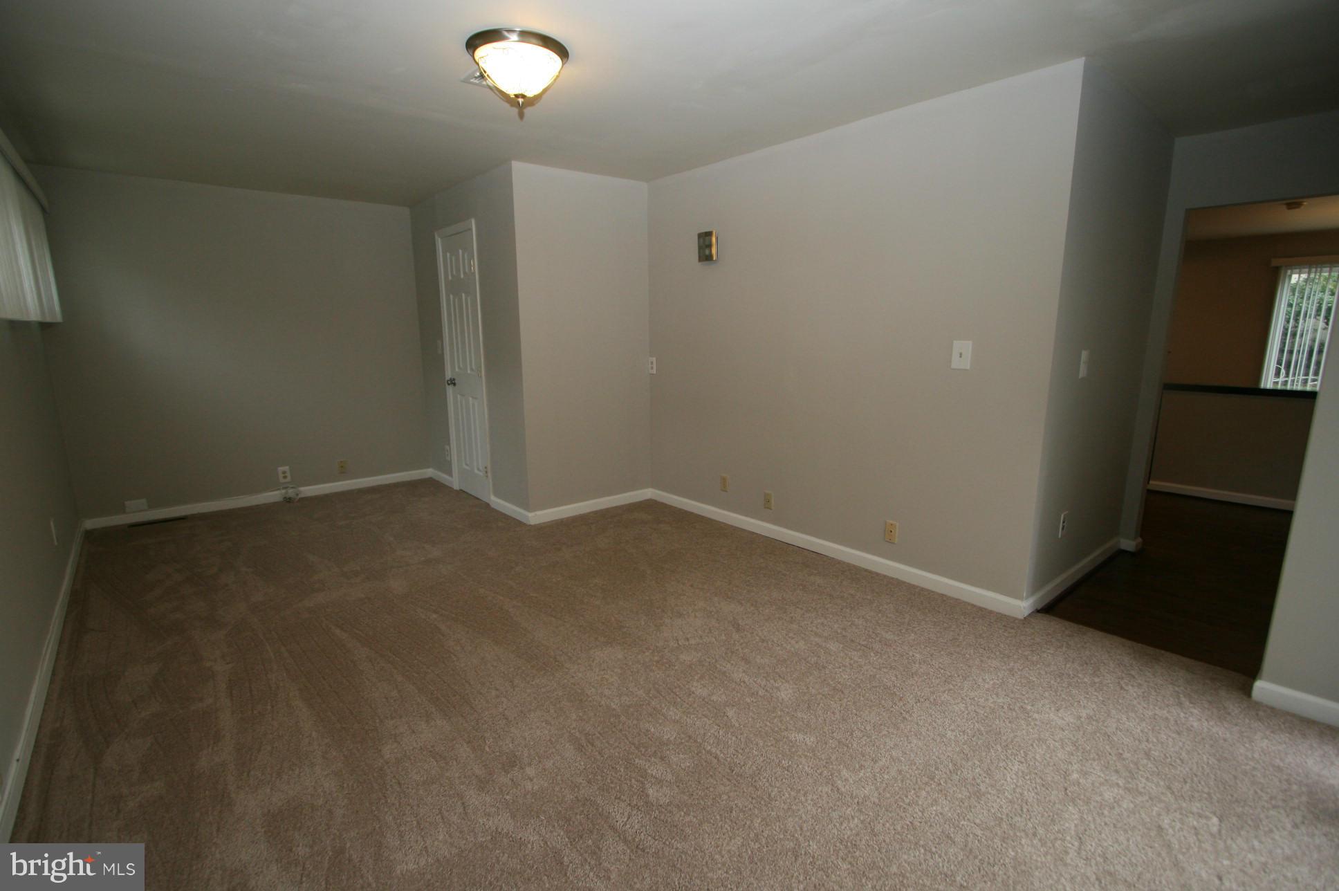 5313 Lightning View Road Columbia, MD 21045 - Photo 8 of 23 Living Room
