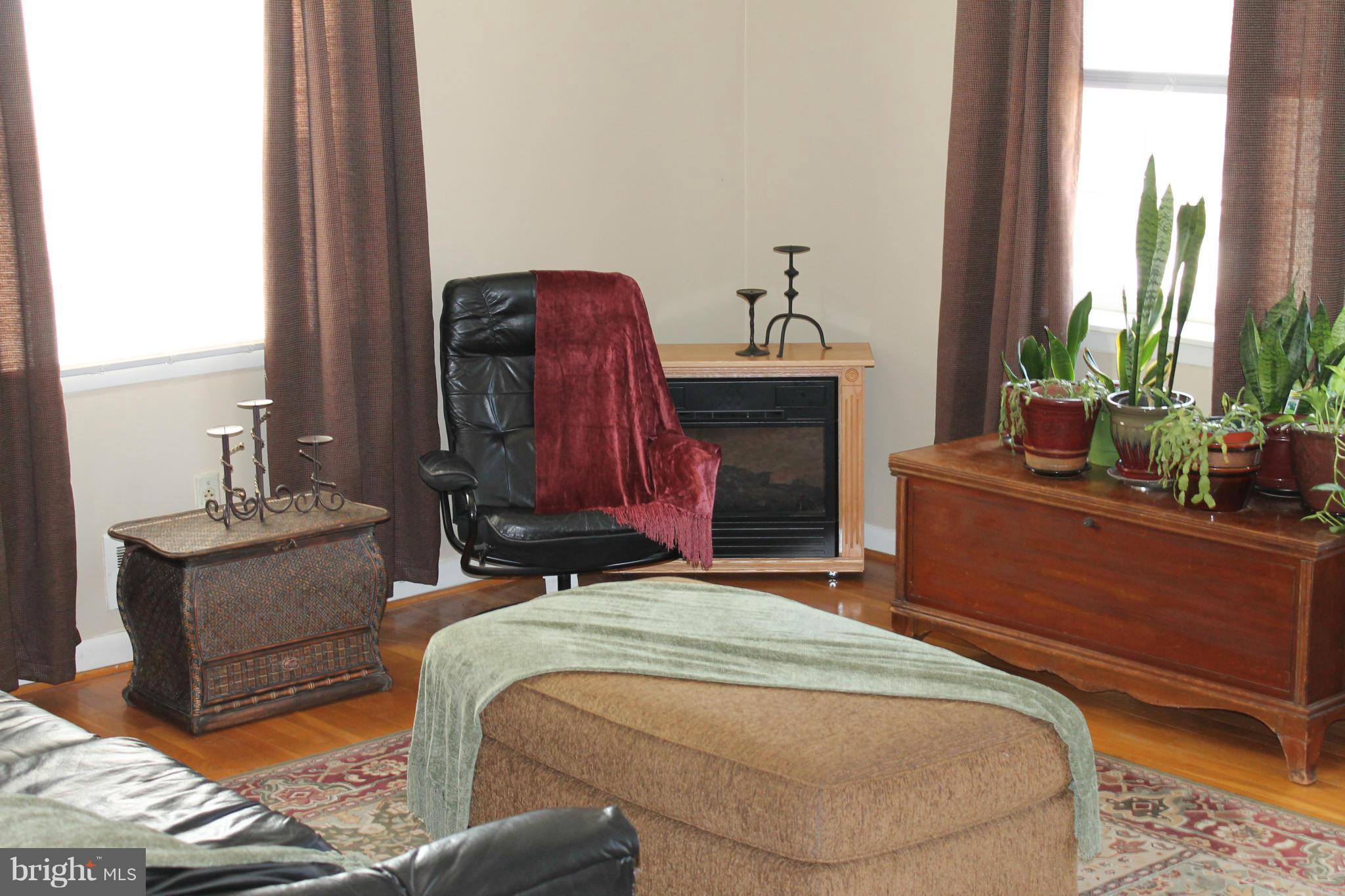 6005 Burnt Oak Road Baltimore, MD 21228 - Photo 6 of 30 Living Room