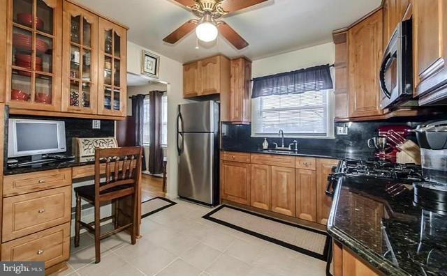 6005 Burnt Oak Road Baltimore, MD 21228 - Photo 10 of 30 Kitchen
