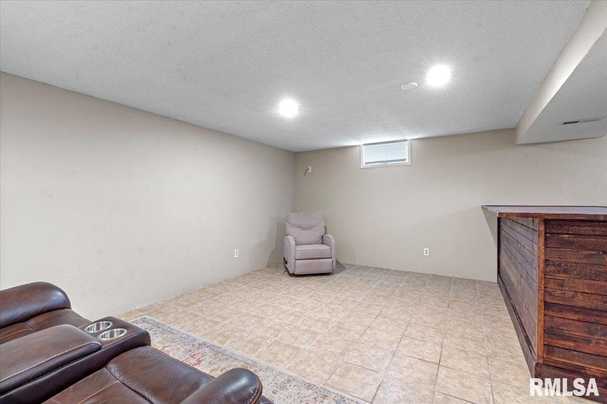 2913 Selkirk Road Springfield, IL 62702 - Photo 27 of 40