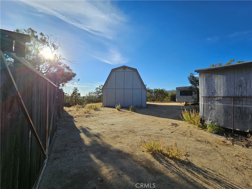 a view of a backyard