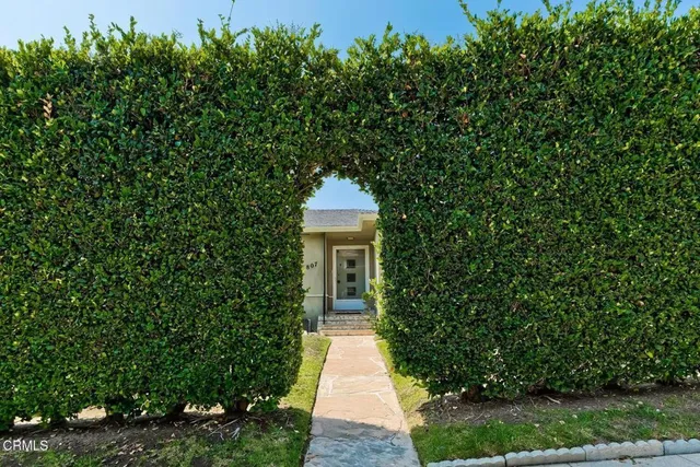 a view of a pathway in outside of the house