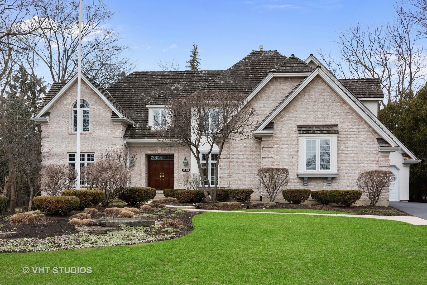 1426 Linden Road Northbrook, IL 60062 - Photo 24 of 27 a view of a house with backyard and garden