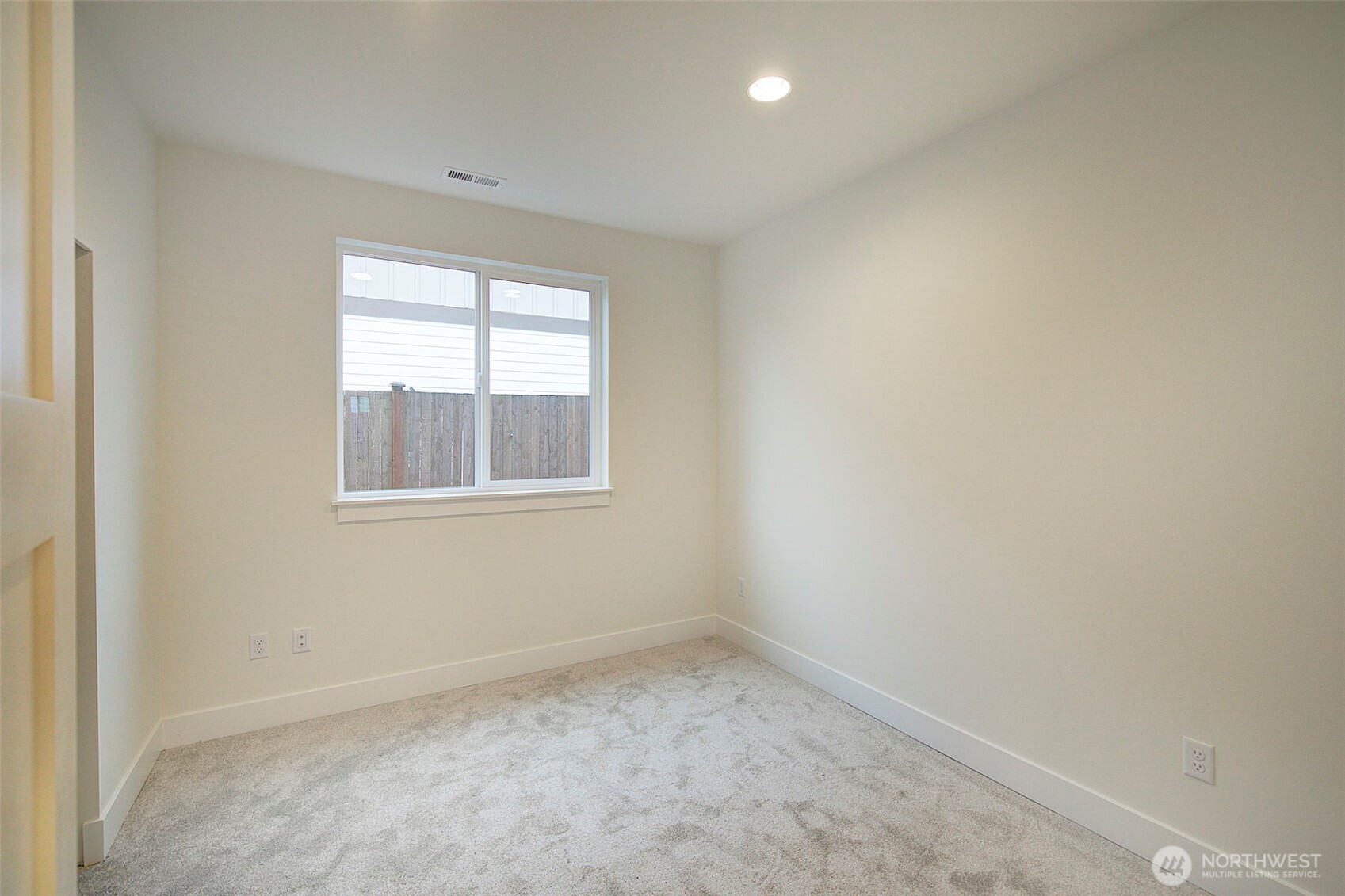 727 Covington Avenue Snohomish, WA 98290 - Photo 13 of 36 an empty room with a window