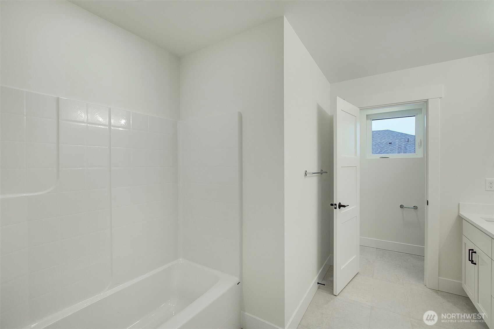 727 Covington Avenue Snohomish, WA 98290 - Photo 25 of 36 a bathroom with a bathtub and shower