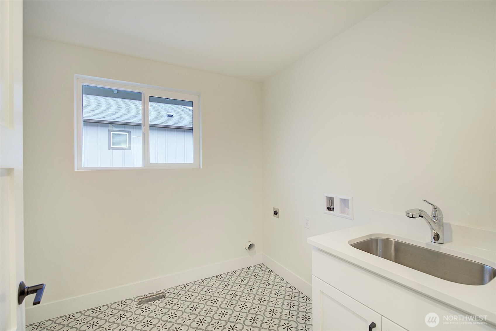 727 Covington Avenue Snohomish, WA 98290 - Photo 28 of 36 a bathroom with a sink and vanity