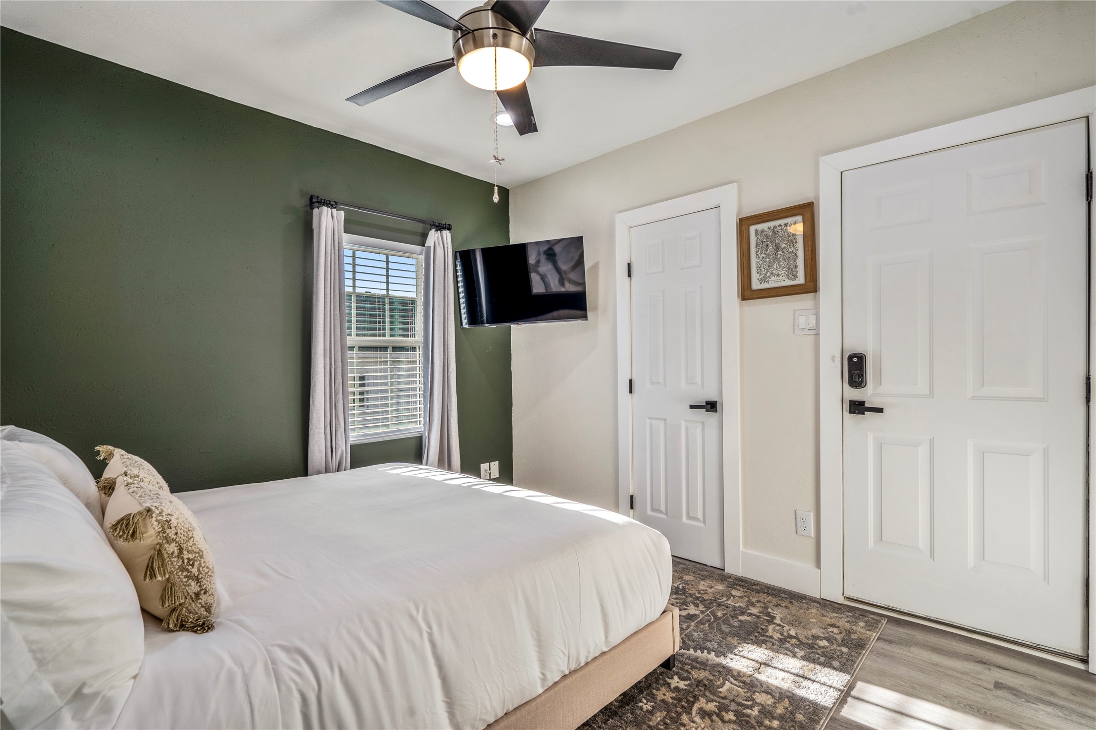 5 Estelle Street, Unit 1 Houston, TX 77003 - Photo 19 of 33 a bedroom with a large bed and a window
