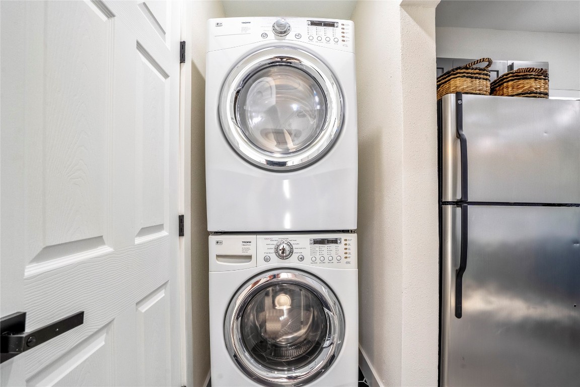 5 Estelle Street, Unit 1 Houston, TX 77003 - Photo 30 of 33 a utility room with dryer and washer
