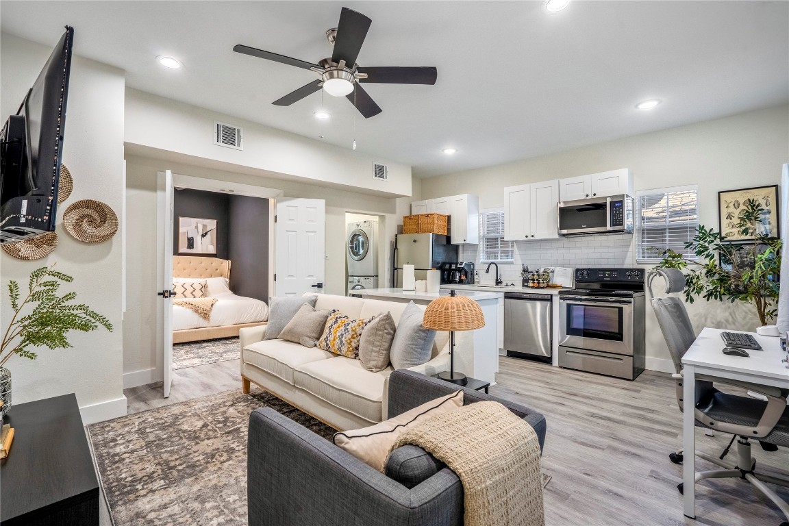 5 Estelle Street, Unit 1 Houston, TX 77003 - Photo 5 of 33 a living room with furniture and a flat screen tv