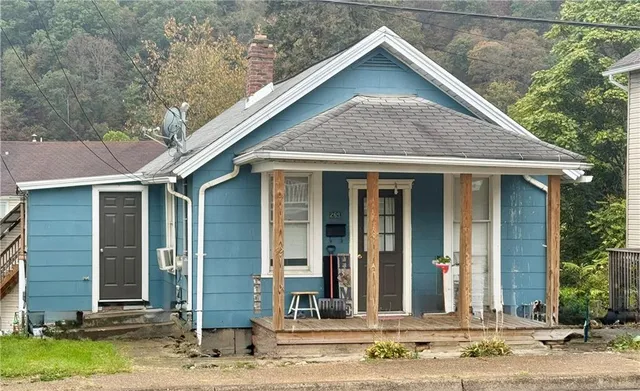 a view of a house with street