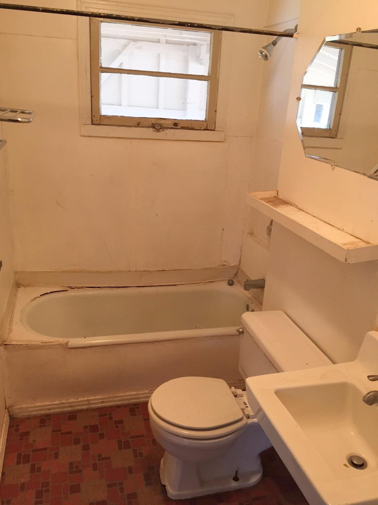465 Riverside Avenue Gold Hill, OR 97525 - Photo 13 of 26 a bathroom with a toilet and a sink