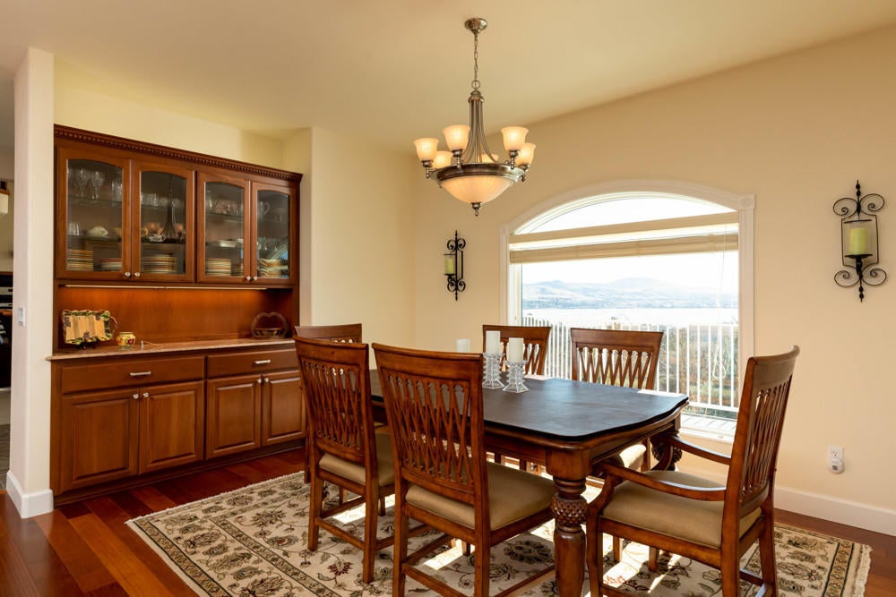 4426 Murrelet Road Klamath Falls, OR 97601 - Photo 16 of 54 Dining area with built in