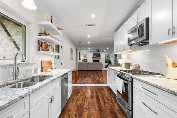 $359,900 | 2610 Oak Cliff Lane, Arlington, TX 76012