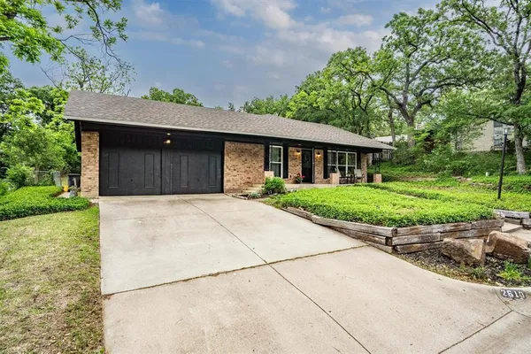 $359,900 | 2610 Oak Cliff Lane, Arlington, TX 76012