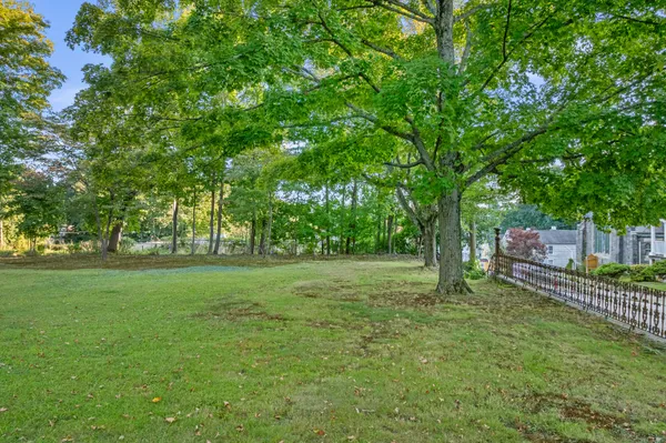 $1,700 | 161 Broadway, Unit 2, Norwich, CT 06360