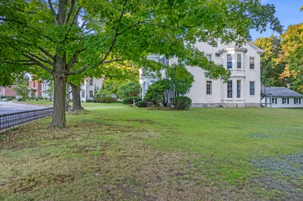 $1,700 | 161 Broadway, Unit 2, Norwich, CT 06360