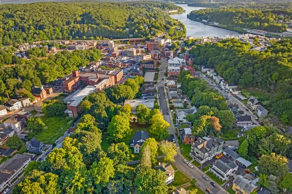 $1,700 | 161 Broadway, Unit 2, Norwich, CT 06360