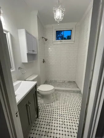 $1,700 | 161 Broadway, Unit 2, Norwich, CT 06360