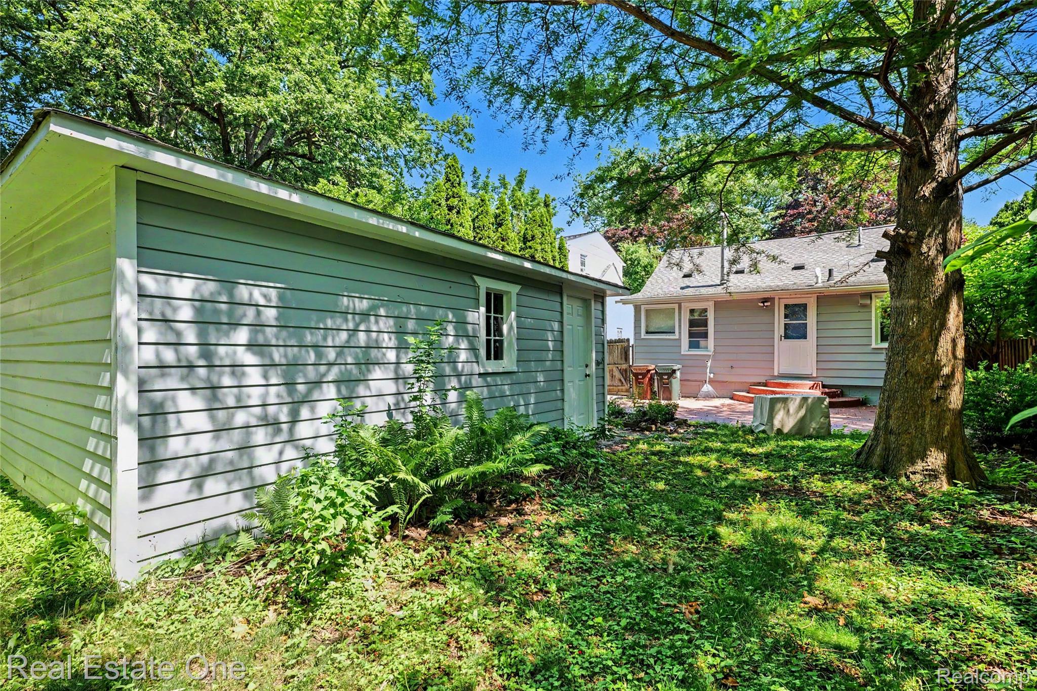 2073 Roslyn Road Grosse Pointe, MI 48236 - Photo 26 of 30 Private yard. Will be cut.