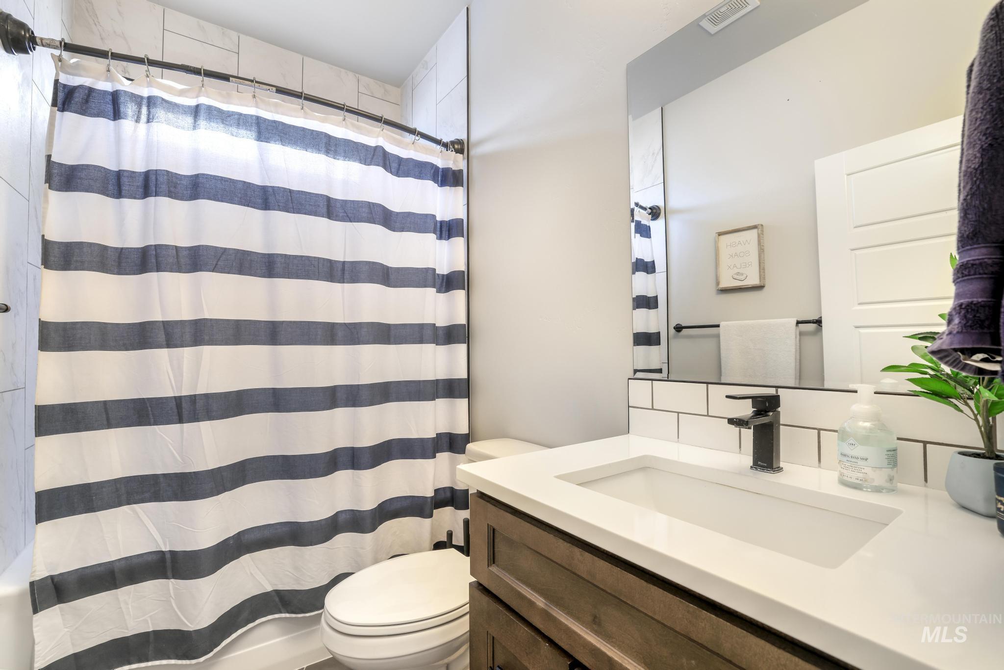 3103 Moonrise Road Twin Falls, ID 83301 - Photo 24 of 40 Full bathroom featuring vanity and decorative backsplash