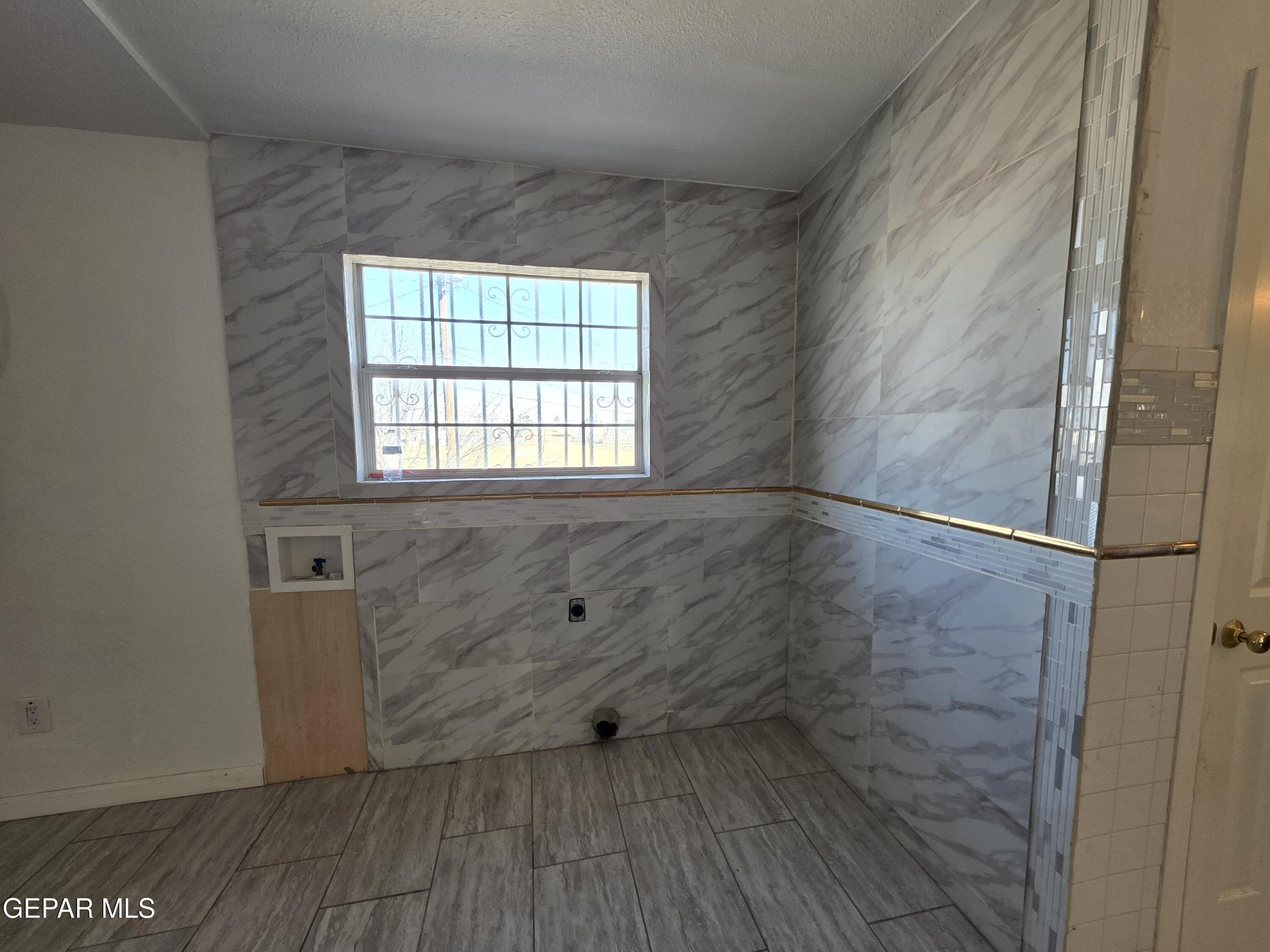 11661 Socorro Road Socorro, TX 79927 - Photo 29 of 32 an empty room with wooden floor and windows