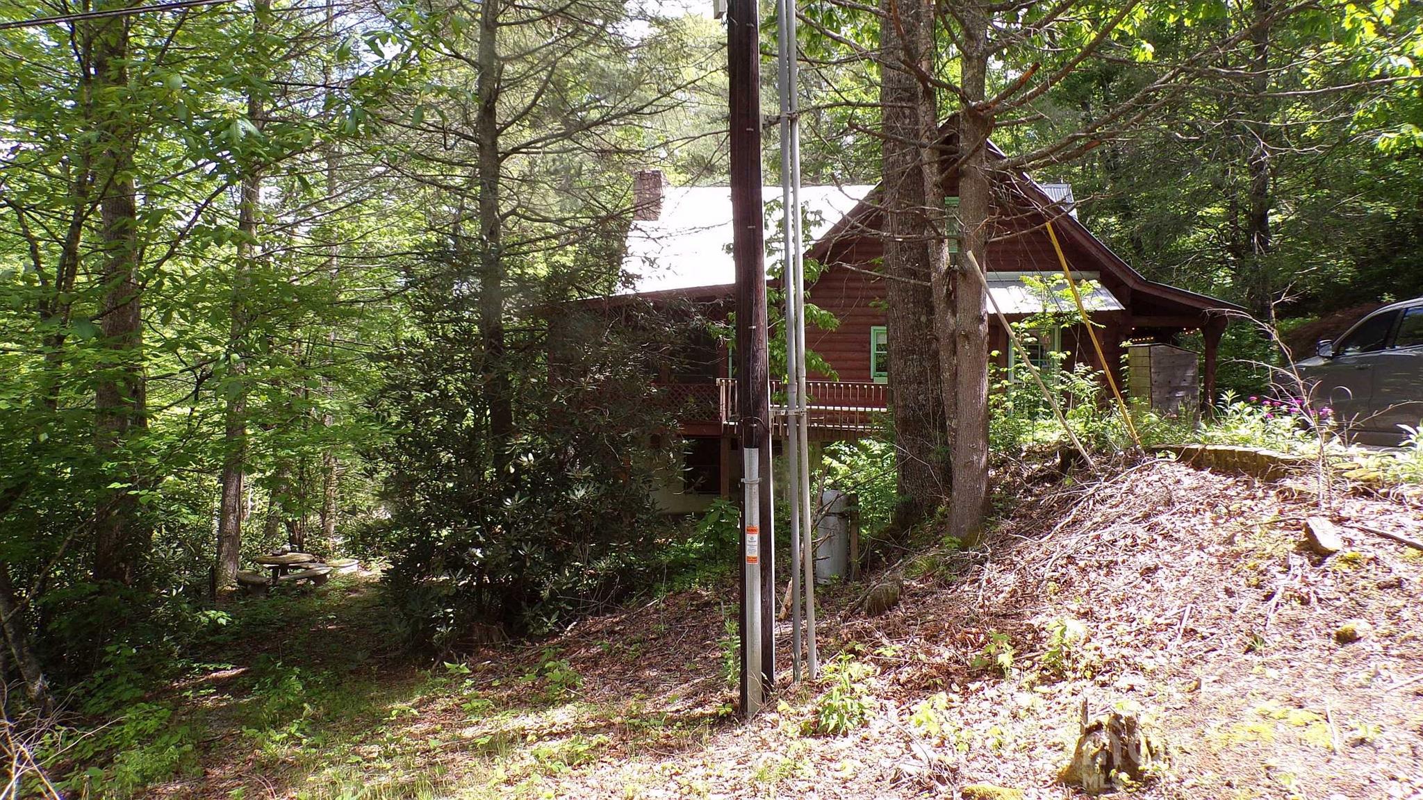 216 Paradise Road Hendersonville, NC 28792 - Photo 24 of 33 a backyard of a house with lots of green space