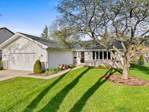 $379,000 | 815 Carriage Drive, Algonquin, IL 60102