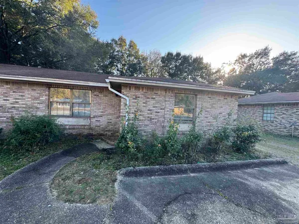 $1,175 | 6417 Kennington Circle, Milton, FL 32570