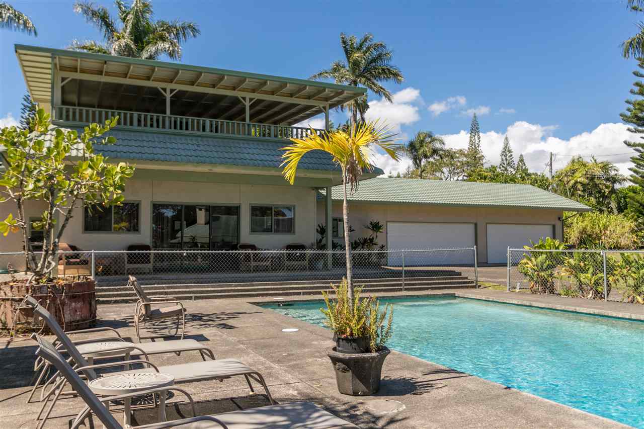 1555 West Kuiaha Road Haiku, HI 96708 - Photo 3 of 30 a view of a patio with table and chairs potted plants