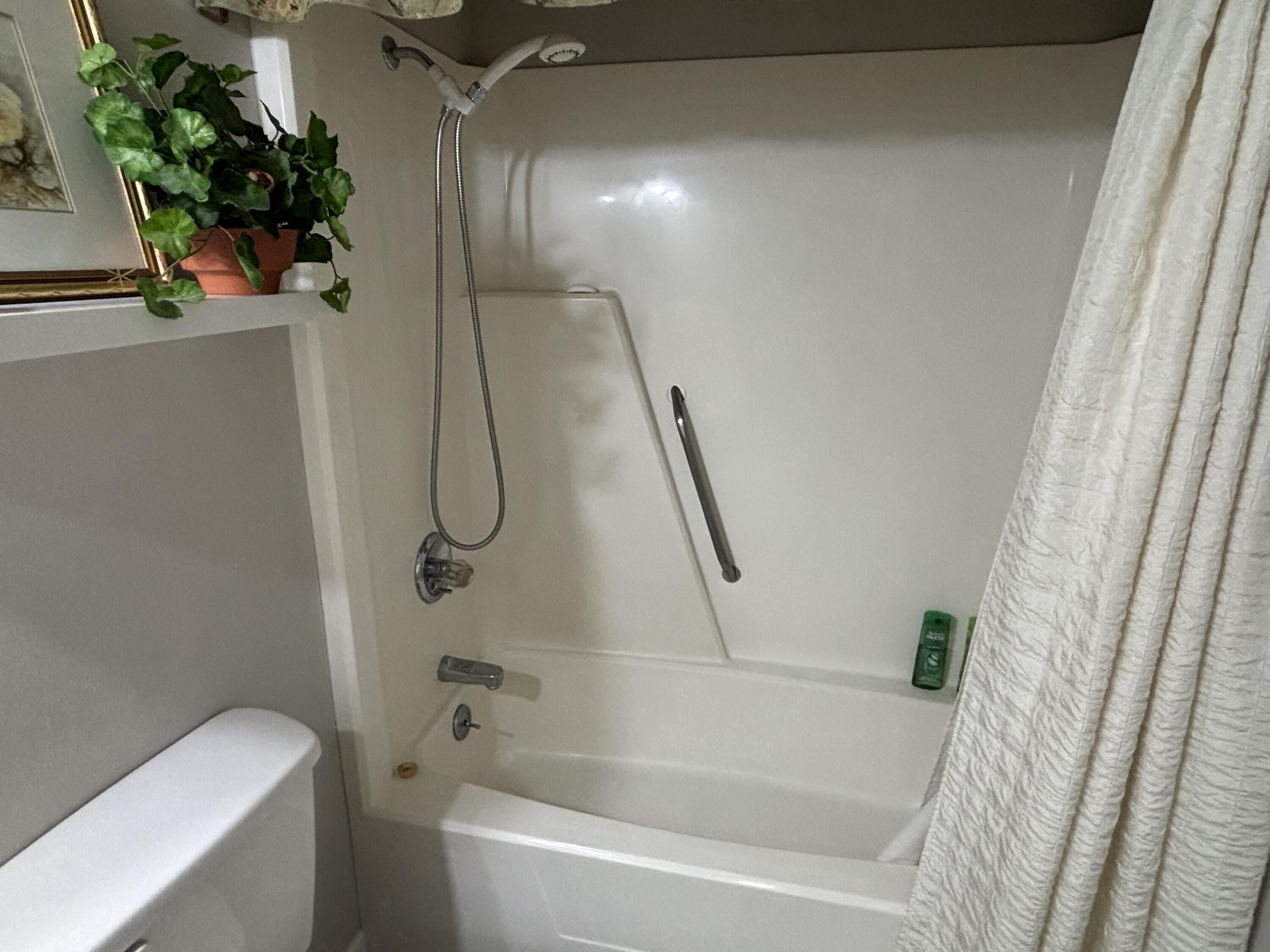 5367 Constitution Road Crestview, FL 32539 - Photo 20 of 25 a bathroom with a granite countertop bathtub shower and toilet