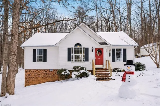 $279,000 | 5507 Whispering Pines Drive, Summerfield, NC 27358