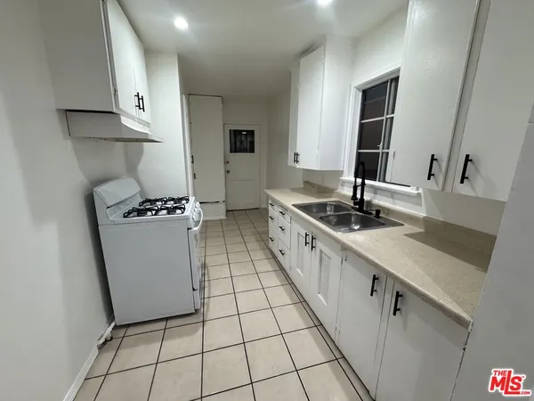 $1,795 | 6207 Crenshaw Boulevard, Los Angeles, CA 90043