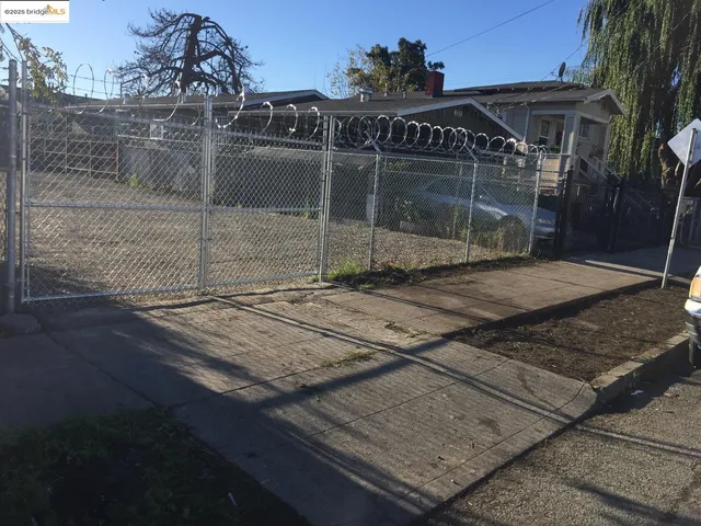 a outdoor view of a house