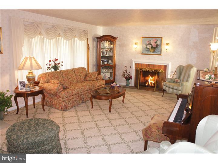 521 Beatty Road Springfield, PA 19064 - Photo 2 of 25 Living Room