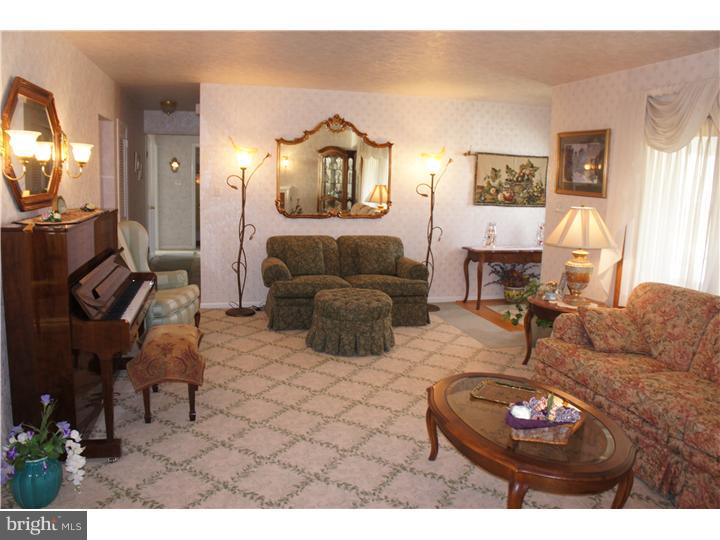 521 Beatty Road Springfield, PA 19064 - Photo 3 of 25 Living Room
