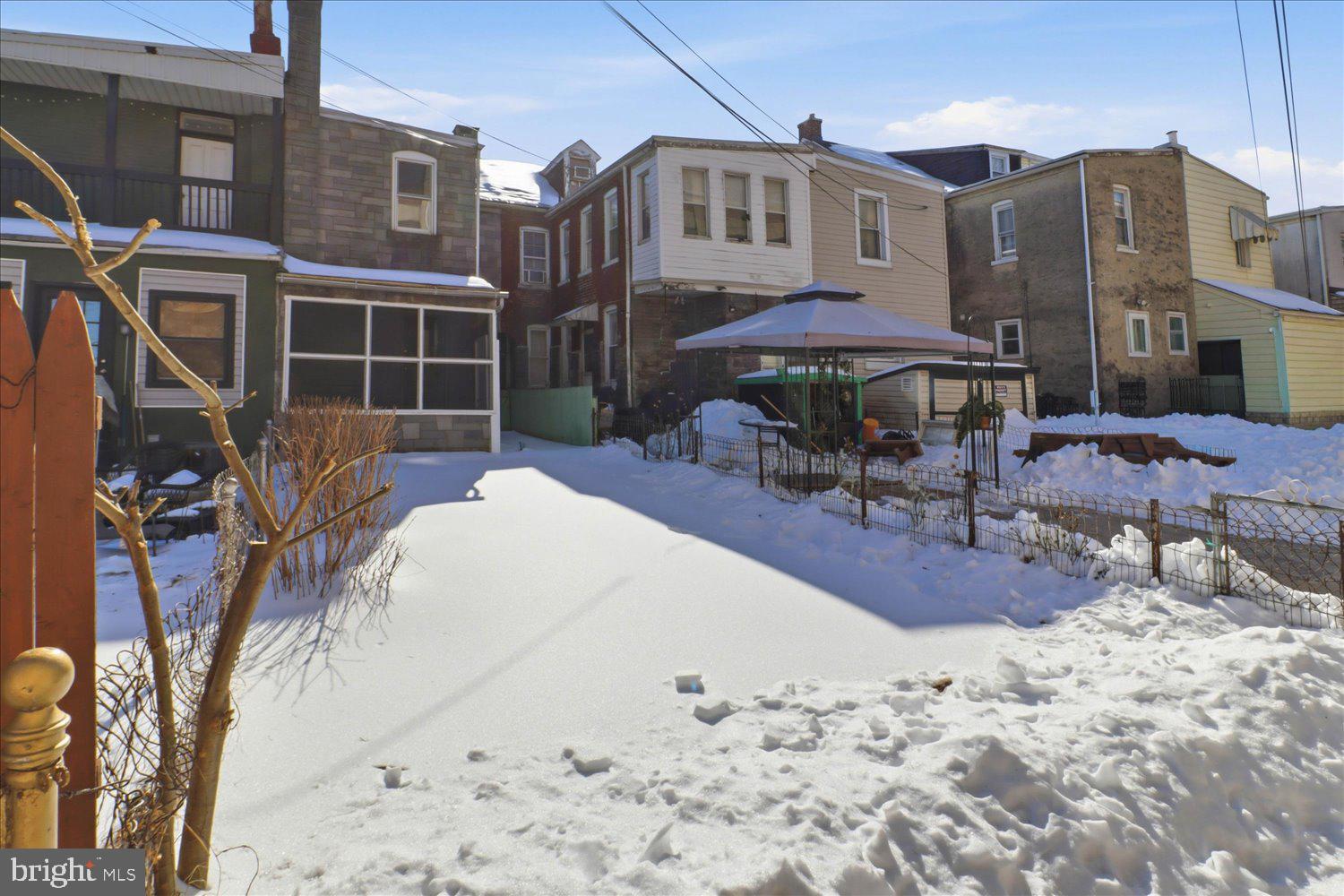 27 West New Street Lancaster, PA 17603 - Photo 28 of 29 a view of a patio with a table and chairs