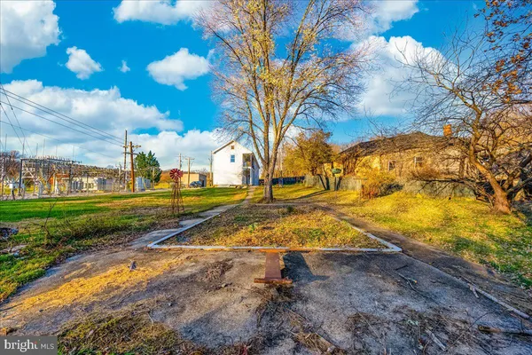 a view of a yard with a house