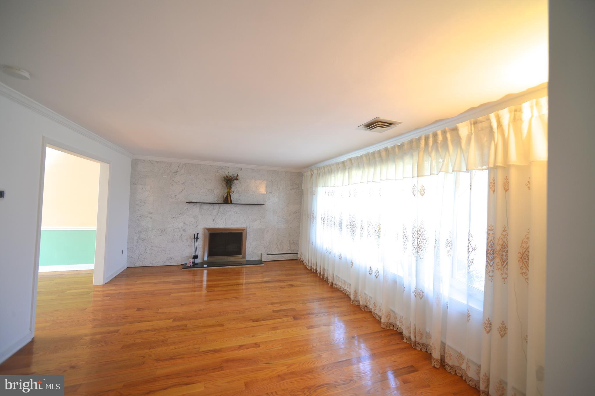122 Deerfield Road Broomall, PA 19008 - Photo 11 of 42 LIVING ROOM