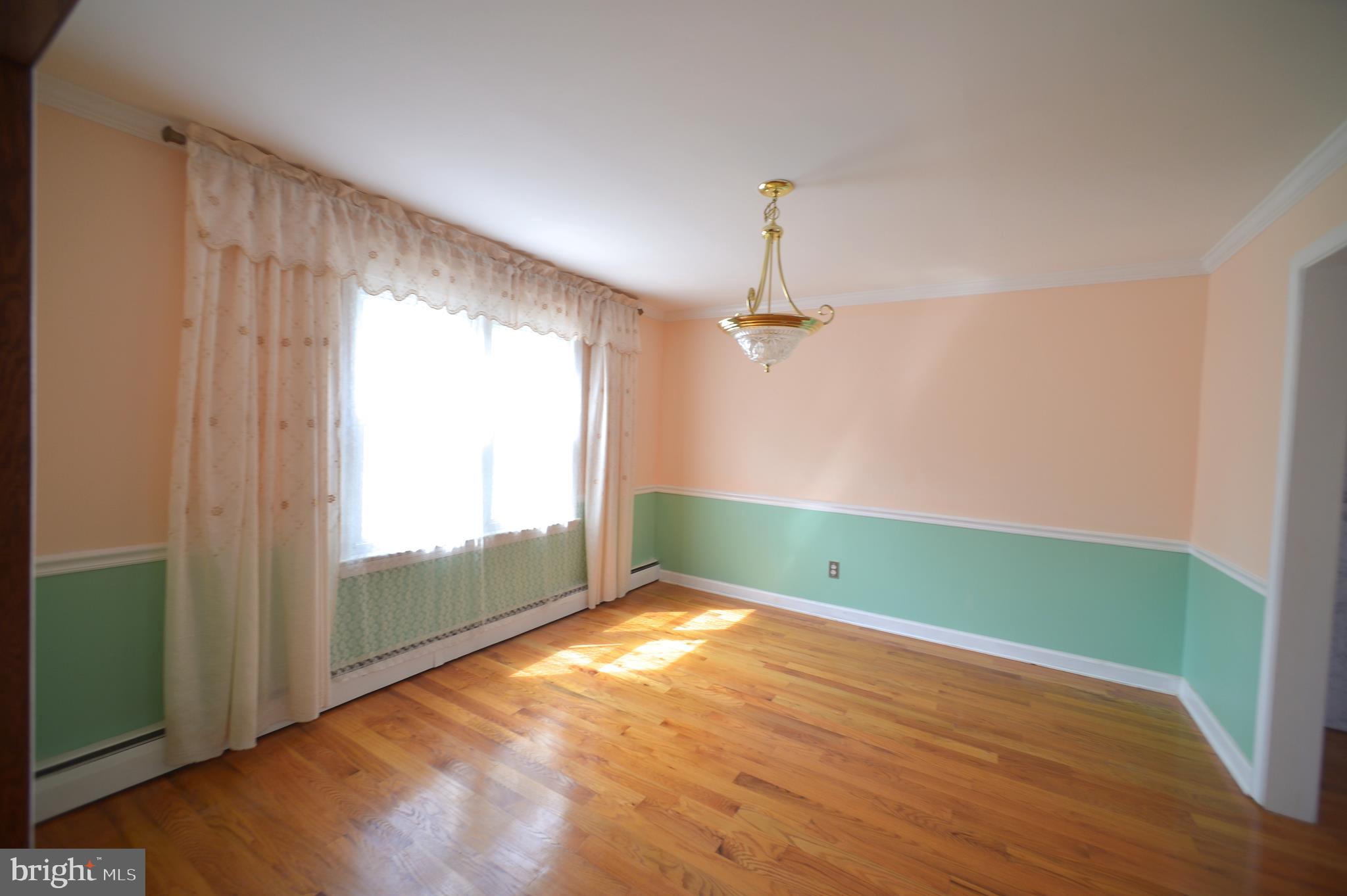 122 Deerfield Road Broomall, PA 19008 - Photo 12 of 42 DINING ROOM
