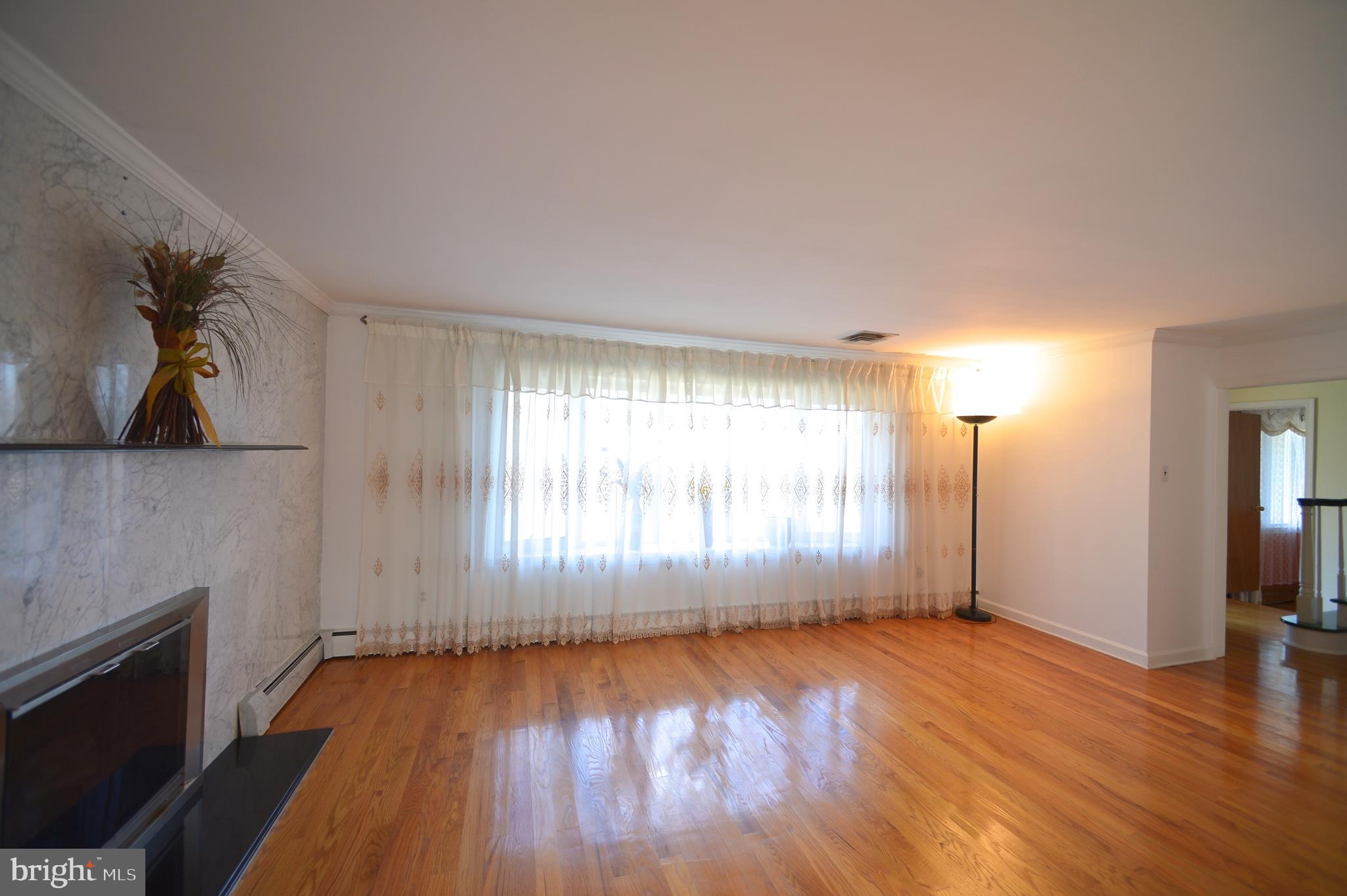 122 Deerfield Road Broomall, PA 19008 - Photo 10 of 42 LIVING ROOM