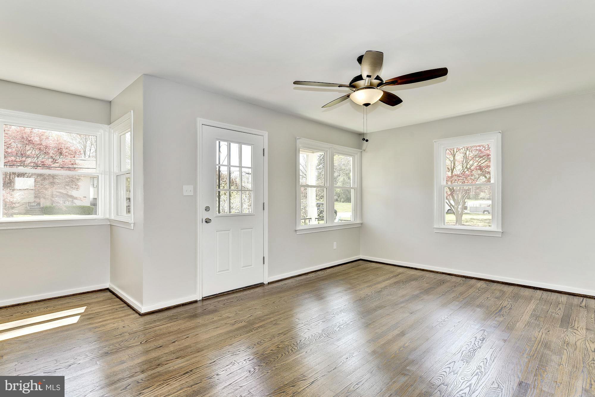 1950 Fairfax Road Annapolis, MD 21401 - Photo 3 of 19 Living Room