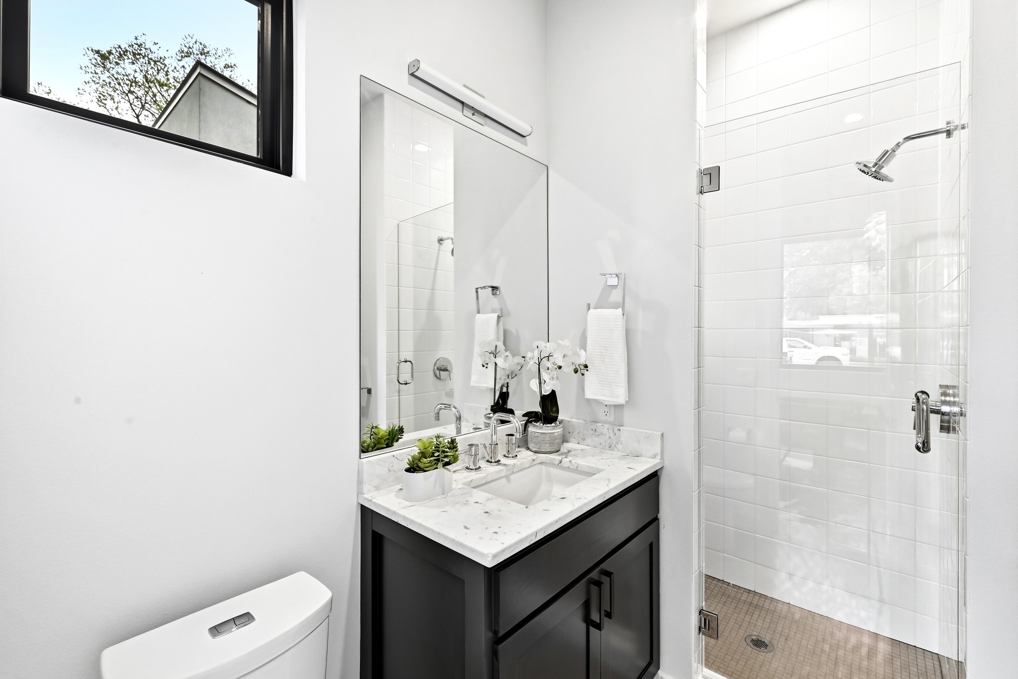 1609 Bauerle Avenue Austin, TX 78704 - Photo 16 of 34 Main level Guest Bedroom en suite full bath