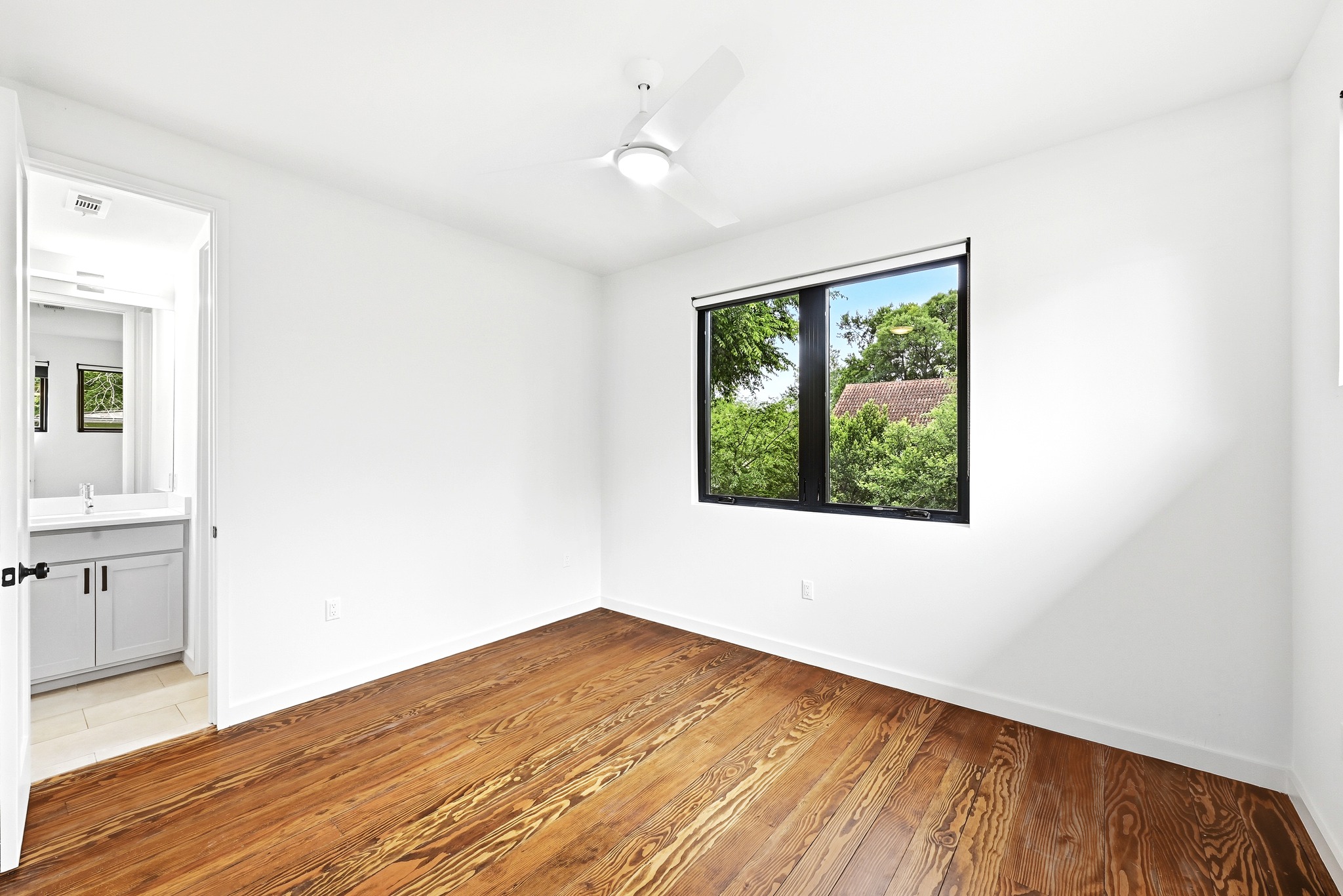1609 Bauerle Avenue Austin, TX 78704 - Photo 20 of 34 Bedroom 4 upstairs with Jack and Jill full bath and hardwood floors