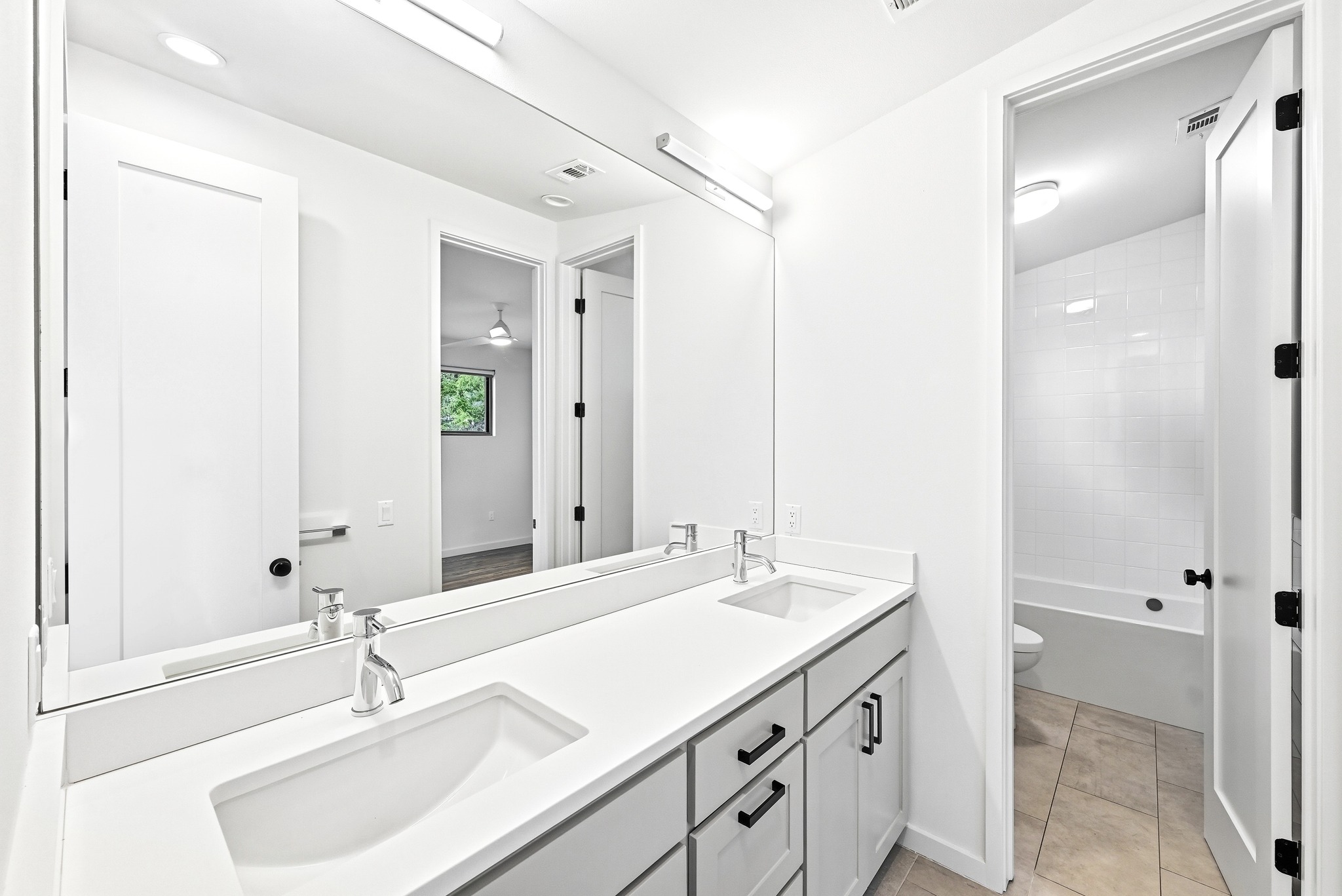 1609 Bauerle Avenue Austin, TX 78704 - Photo 21 of 34 Jack and Jill full bath with tub on second floor