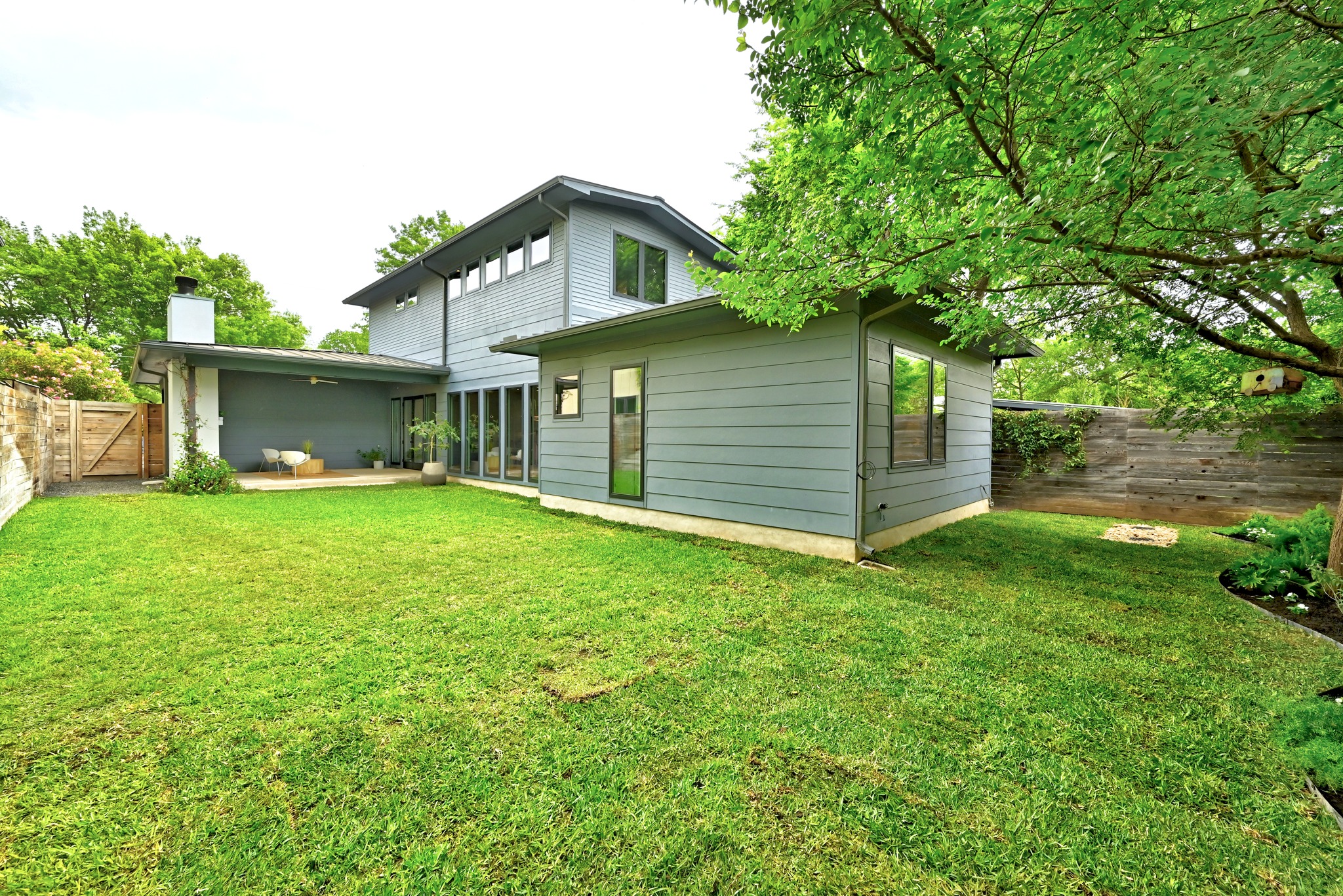 1609 Bauerle Avenue Austin, TX 78704 - Photo 28 of 34 Lush grassy yard on side and back of property