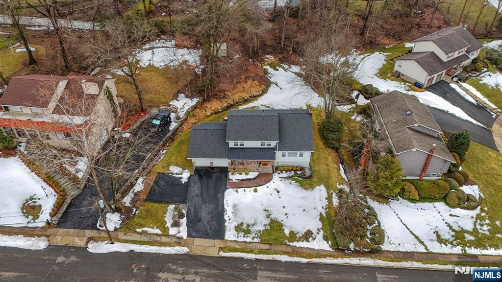 10 Winonah Avenue Wayne, NJ 07470 - Photo 39 of 41 front view of a house with a street