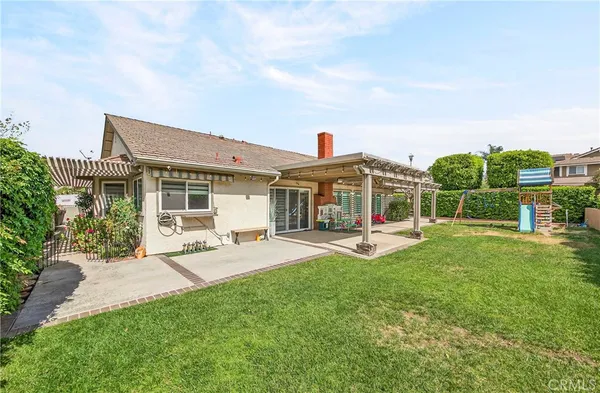 a view of a house with a backyard
