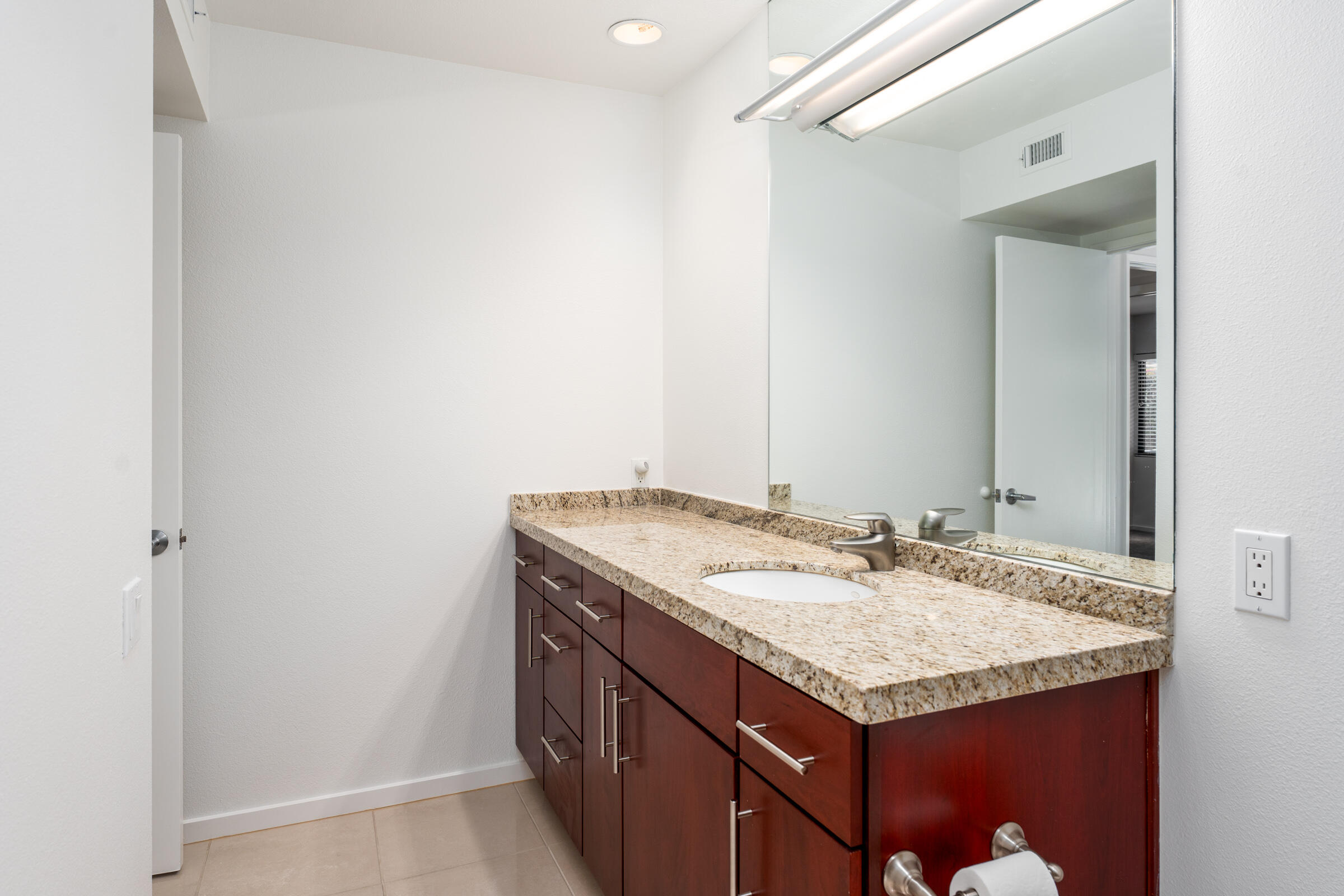 1111 East Ramon Road, Unit 29 Palm Springs, CA 92264 - Photo 18 of 39 Bright and Light