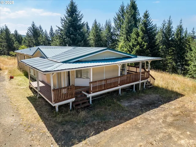a view of a roof deck with wooden floor and fence