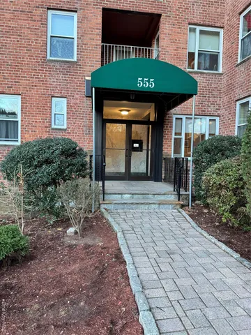 $3,000 | 555 Broadway, Unit 1J, Hastings-on-Hudson, NY 10706